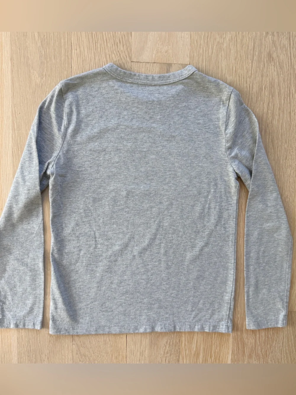 GAP Gray Long-Sleeve Tee with Navy Shark Graphics - Size S (6-7)